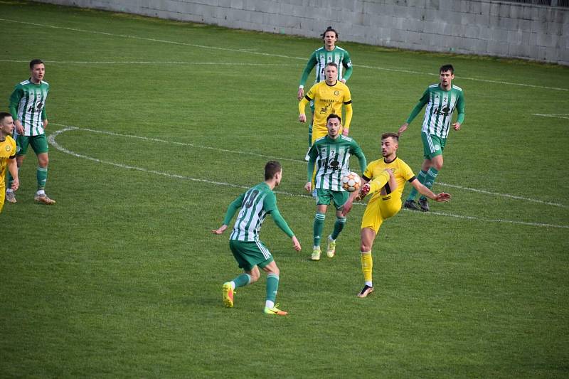 Až na čtvrtý pokus se dočkali fotbalisté Robstavu Přeštice prvního jarního vítězství, doma porazili Hostouň 2:1.