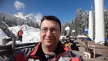 Lékař Richard Pikner na lyžích v Itálii. Po návratu musel do karantény.