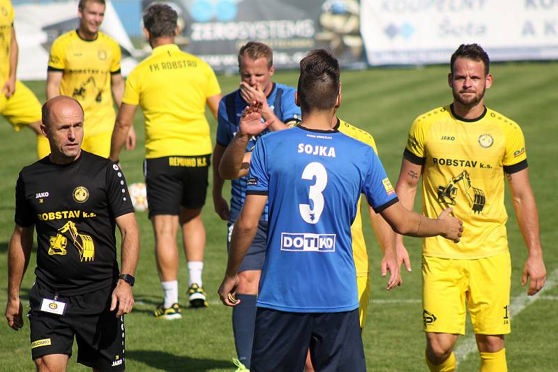 5. kolo FORTUNA ČFL, skupina A: FK ROBSTAV Přeštice (na snímku fotbalisté ve žlutých dresech) - TJ Jiskra Domažlice (modří) 5:1 (2:0).