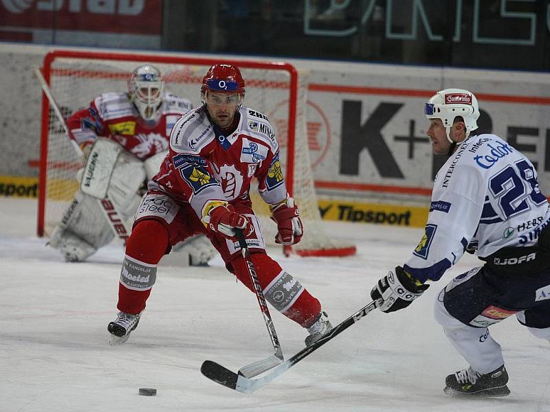 Ve 36. kole extraligy zdolali hokejisté HC Plzeň 1929 (v bílém) v domácím prostředí Třinec 3:1. 