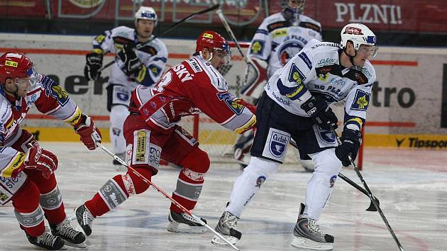 Ve 36. kole extraligy zdolali hokejisté HC Plzeň 1929 (v bílém) v domácím prostředí Třinec 3:1. 