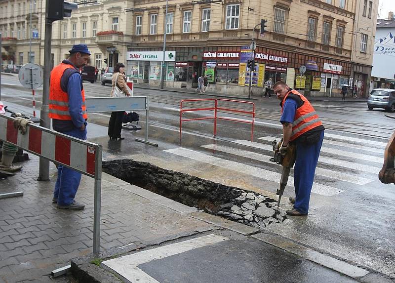 Oprava poruchy na vodovodním potrubí na Klatovské třídě