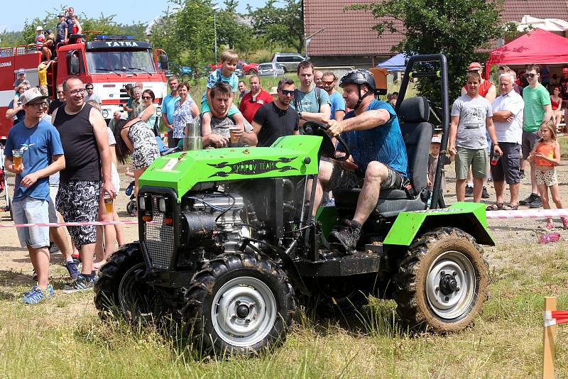 Sedmý ročník Losinské traktoriády se uskutečníl na uměle vytvořené trati se dvěma brody a dalšími terénními prvky. Závodu se zúčastnilo 26 doma vyrobených traktorů rozřazených do čtyř kategorií.