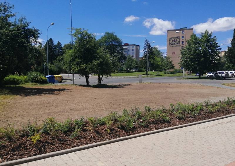 Květinovou louku vyseli v Lábkově ulici na Skvrňanech.