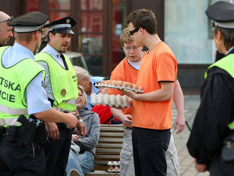  Policisté vypověděli z náměstí Republiky mladíky, kteří účastníkům mítinku ČSSD rozdávali vejce.