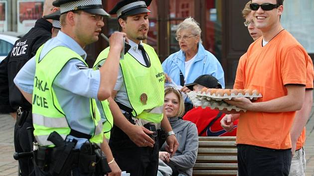 Policisté vypověděli z náměstí Republiky mladíky, kteří účastníkům mítinku ČSSD rozdávali vejce.
