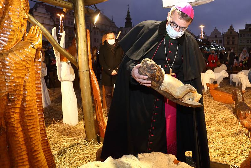 Plzeňský biskup Tomáš Holub společně se starostou a místostarostou největšího plzeňského obvodu uložili sochu malého Ježíška do jesliček, které jsou součástí velkého vyřezávaného betlému na vánočních trzích na náměstí Republiky v Plzni.