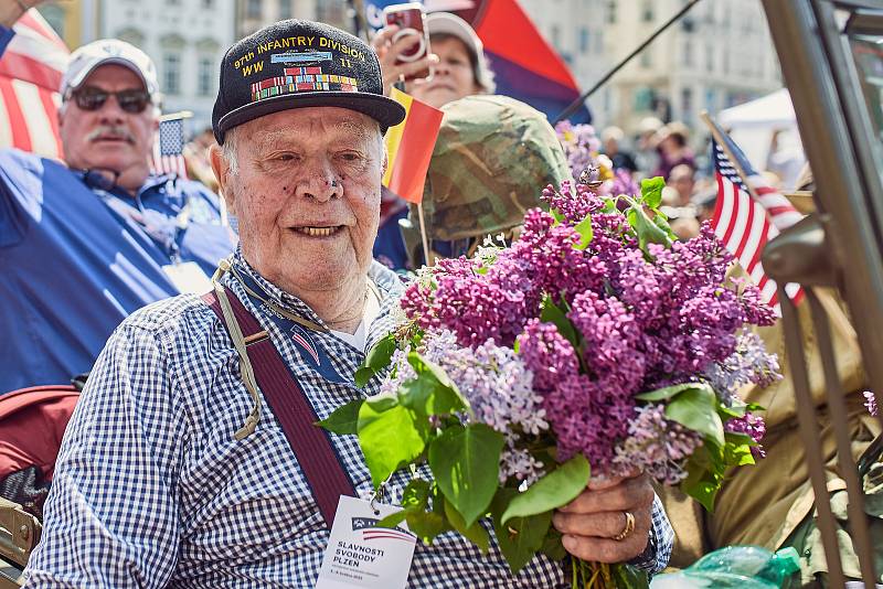 Plzeň – Konvoj svobody s více než 250 historickými vojenskými vozidly projel centrem města a zakončil letošní Slavnosti svobody. Přehlídky si zúčastnili i tři američtí a dva belgičtí účastníci osvobození v roce 1945, kterým mávaly tisíce lidí.