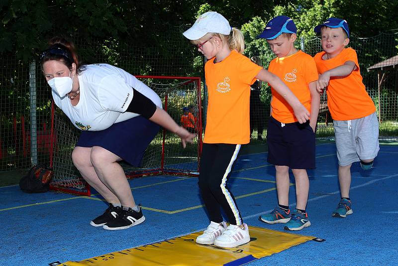 Děti si mohou vyzkoušet tradiční disciplíny Sportovních her mateřských škol jako je skok z místa...