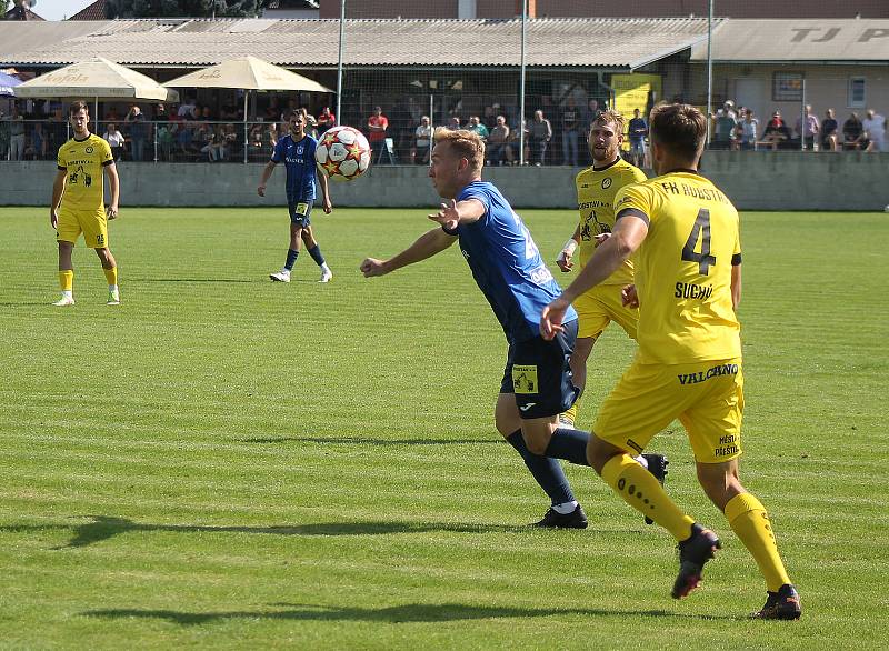 Fotbalisté FK ROBSTAV Přeštice (na snímku hráči ve žlutých dresech z podzimního utkání proti Domažlicím).