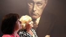 Ivana Zemanová s Petrou Šlajsovou u portrétu Adolfa Loose