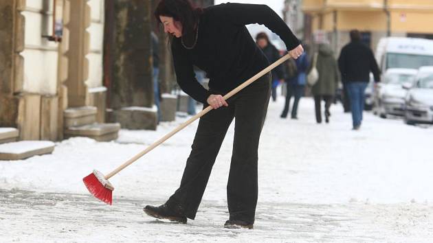 Úklid sněhu na náměstí Republiky v Plzni