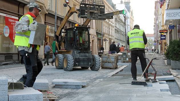 Riegrova ulice čekala na dlažbu z Číny. Radnice skluz odmítá