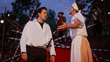 Miloslav Tichý jako Kristián de Neuvillette s Klárou Krejsovou v roli prodavačky v představení Cyrano na Divadelním létě pod plzeňským nebem.