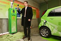 První dobíjecí stanici v Plzni najdou majitelé elektromobilů v parkovacím domě u Plazy