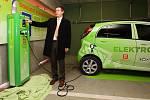 První dobíjecí stanici v Plzni najdou majitelé elektromobilů v parkovacím domě u Plazy