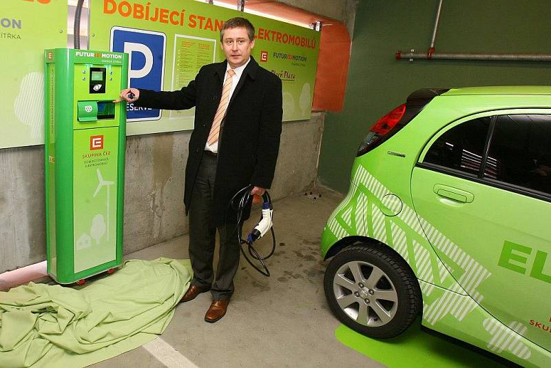 První dobíjecí stanici v Plzni najdou majitelé elektromobilů v parkovacím domě u Plazy