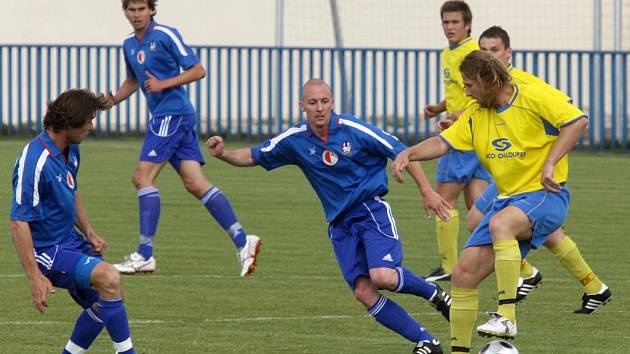 Pavel Vaigl z Doubravky (vpravo) se snaží přejít přes vejprnického Luboše Holého. Senco Doubravka zvítězilo 2:1 a vykřesalo teoretickou naději na záchranu v divizi