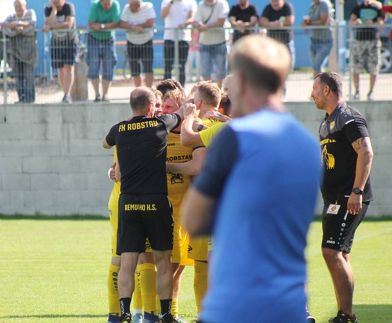 5. kolo FORTUNA ČFL, skupina A: FK ROBSTAV Přeštice (na snímku fotbalisté ve žlutých dresech) - TJ Jiskra Domažlice (modří) 5:1 (2:0).