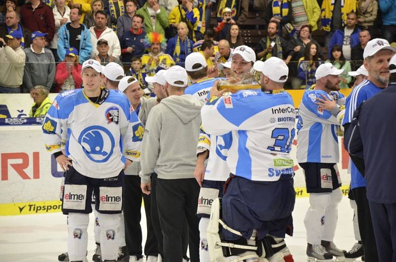 Hokejisté oslavují zisk historicky prvního titulu mistra na stadionu ve Zlíně