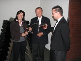Sommelier staroplzeneckého Bohemia Sektu Tomáš Brůha nalévá vzácným hostům Jeanu Pallancovi a Annemarie Foidl šumivé víno z produkce staroplzeneckého vinařství.