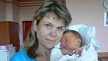 Petře Majerové a Jiřímu Květonovi z Klatov se 7. května v 19.47 hod. narodil ve FN v Plzni syn Jiřík (4,37 kg, 54 cm). Na brášku se moc těší jedenáctiletá Nicole a patnáctiměsíční Anička