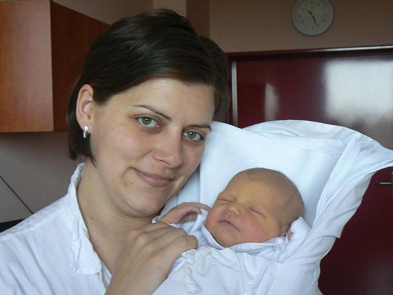 Veronika (3,65 kg, 51 cm), která přišla na svět 6. května v 16.45 hod. v plzeňské fakultní nemocnici, je prvorozená dcera Jany Výbochové a Jakuba Láda z Plzně a první vnouče prarodičů z obou stran