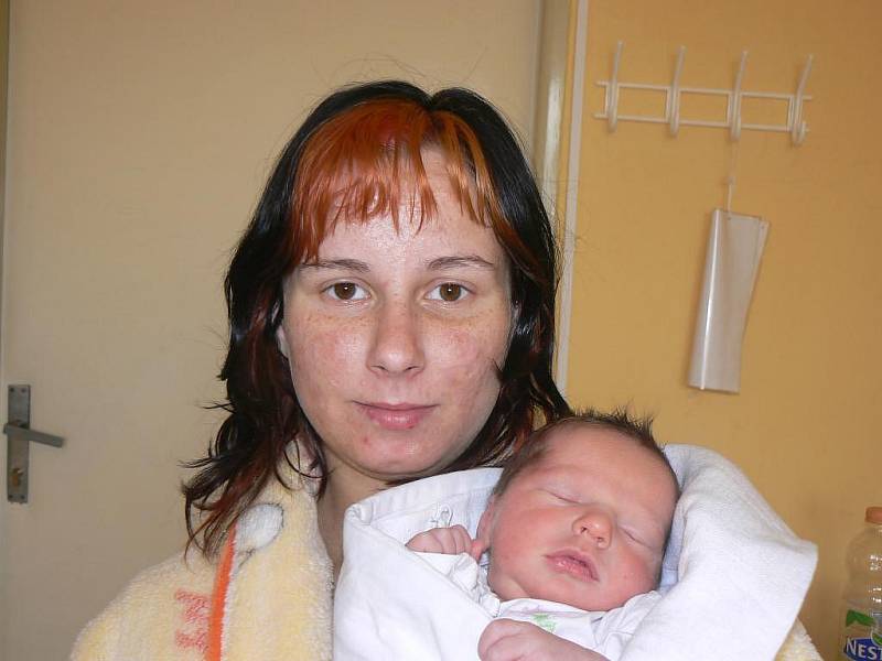 Alici Starecové a Michalu Holému z Dolců se 8. 5. ve 13.22 hod. narodila v Mulačově nemocnici v Plzni prvorozená dcera, která dostala jméno po mamince. Ája, která při narození vážila 3,50 a měřila 50 cm, je také první vnouče prarodičů z matčiny strany