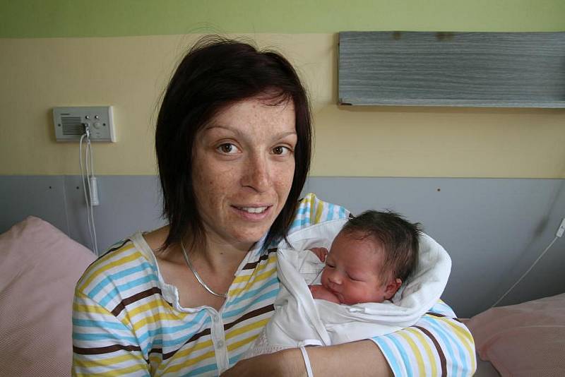 Michaela (2,75 kg, 48 cm) se narodila 29. dubna v 15.40 hod. Karolíně Bělohlavé a Jiřímu Polenovi z Plzně jako prvrozená dcera v Mulačově nemocnici