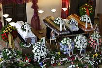 Rodina a blízcí se v pátek rozloučili s oběťmi tragické dopravní nehody osobního auta a vlaku u Kamenného Újezdu na Plzeňsku. Poslední rozloučení proběhlo na hřbitově v Nýřanech.