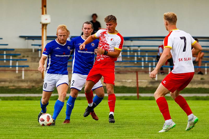 Fotbalisté SK Slavia Vejprnice (na archivním snímkuhráči v červeno-bílých dresech) porazili v 7. kole krajského přeboru soupeře z Baníku Stříbro 4:2.