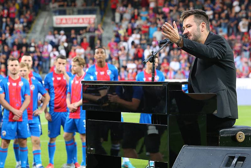 Fotbalista David Limberský se loučil s fotbalovou kariérou před vyprodaným stadiónem své domovské FC Viktoria Plzeň ve Štruncových sadech.