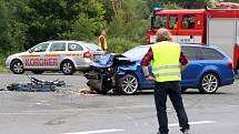 Smrtelná nehoda dvou osobních automobilů na křižovatce hlavní silnice Plzeň - Nepomuk a odbočky do obce Seč na jižním Plzeňsku.