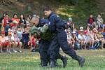 Ukázka práce policistů na táboře Krušnohor u Štichovic