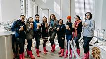 I letos se do Pink Boots Collaboration Brew Day zapojil plzeňský pivovar Proud. V růžových holínkách, které jsou symbolem této oslavy žen v pivovarnictví, tam 8. března uvařili speciální várku piva Raise Your Glass APA.