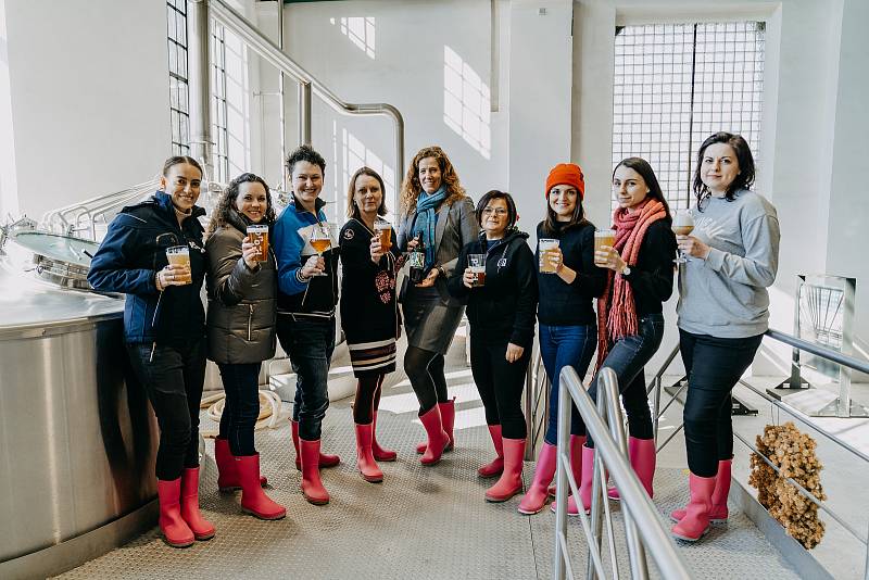 I letos se do Pink Boots Collaboration Brew Day zapojil plzeňský pivovar Proud. V růžových holínkách, které jsou symbolem této oslavy žen v pivovarnictví, tam 8. března uvařili speciální várku piva Raise Your Glass APA.