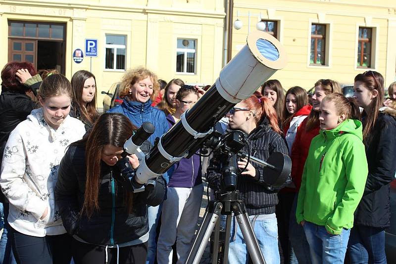 Pozorování částečného zatmění Slunce ve Spáleném Poříčí