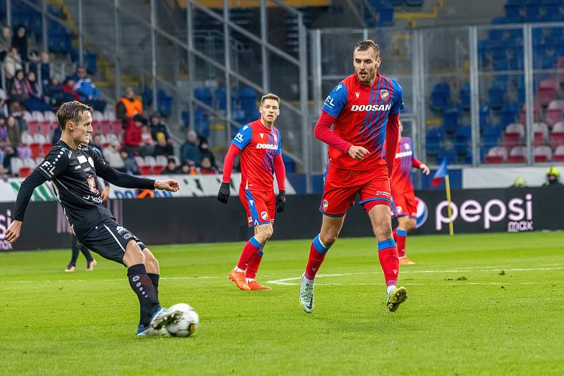 Fotbalisté Viktorie Plzeň podlehli na úvod ligového jara doma nečekaně Hradci Králové 1:2.