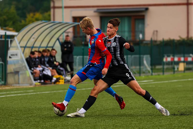 9. kolo ČLD U19: FC Viktoria Plzeň U19 B (na snímku fotbalisté v červenomodrých dresech) - SK Dynamo České Budějovice U19 B 3:0 (1:0).