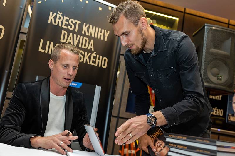 Knihu "Byla to jízda" autorů Zdeňka Soukupa a Ervína Schulze o fotbalistovi FC Viktoria Plzeň Davidu Limberském společně pokřtili autoři i David Limberský s manželkou.