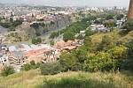 Pohled na Tbilisi z kopce na kterém stojí socha matky vlasti