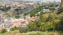 Pohled na Tbilisi z kopce na kterém stojí socha matky vlasti