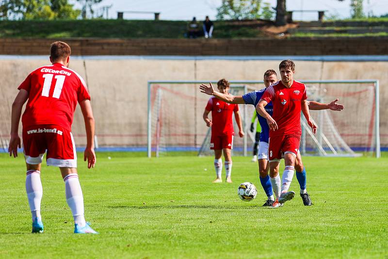 Fotbalisté SK Petřín Plzeň (na archivním snímku hráči v červených dresech) remizovali v přípravném utkání s kombinovaným týmem béčka a staršího dorostu Viktorie Plzeň 3:3.