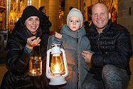 Betlémské světlo rozdávají skauti v Plzni také v katedrále sv. Bartoloměje na náměstí Republiky. Přijít si pro něj můžete i na Štědrý den ještě do 17 hodin.