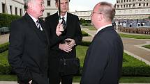 Dnů Plzně se v květnu 2006 zúčastnil tehdejší plzeňský primátor Miroslav Kalous (uprostřed), senátor Jiří Šneberger (vpravo) a předseda Senátu Přemysl Sobotka.