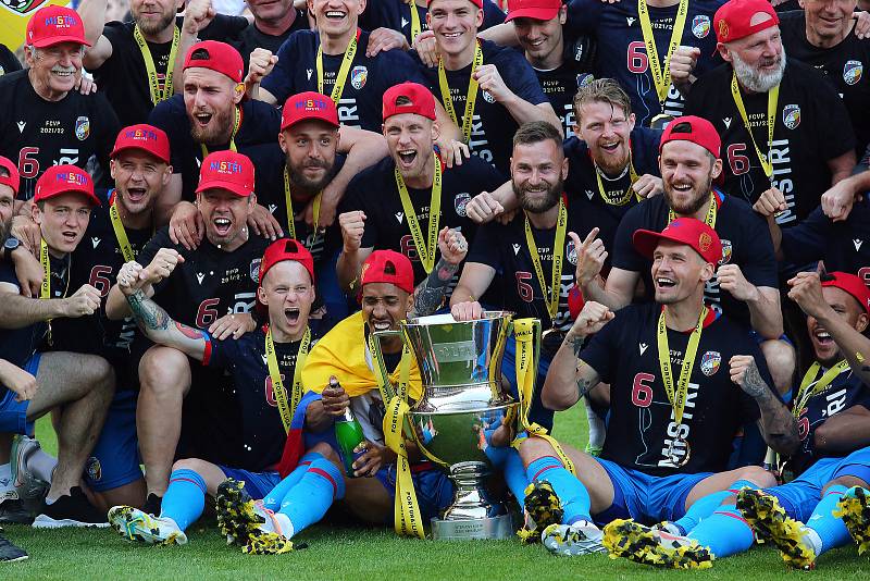 Fotbalisté plzeňské Viktorie přebírají pohár za vítězství v nejvyšší lize. Na hřišti ve Štruncových sadech oslavují zisk šestého titulu.