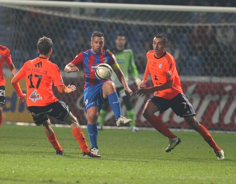 Fotbalisté Viktorie porazili v neděli pozdě večer dosavadního lídra Gambrinus ligy Olomouc 3:0