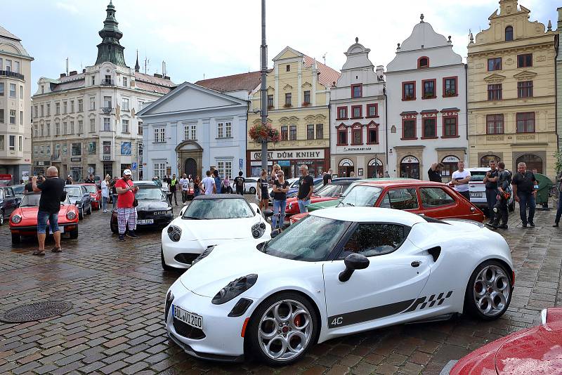 Sraz automobilů značky Alfa Romeo na náměstí Republiky v Plzni.