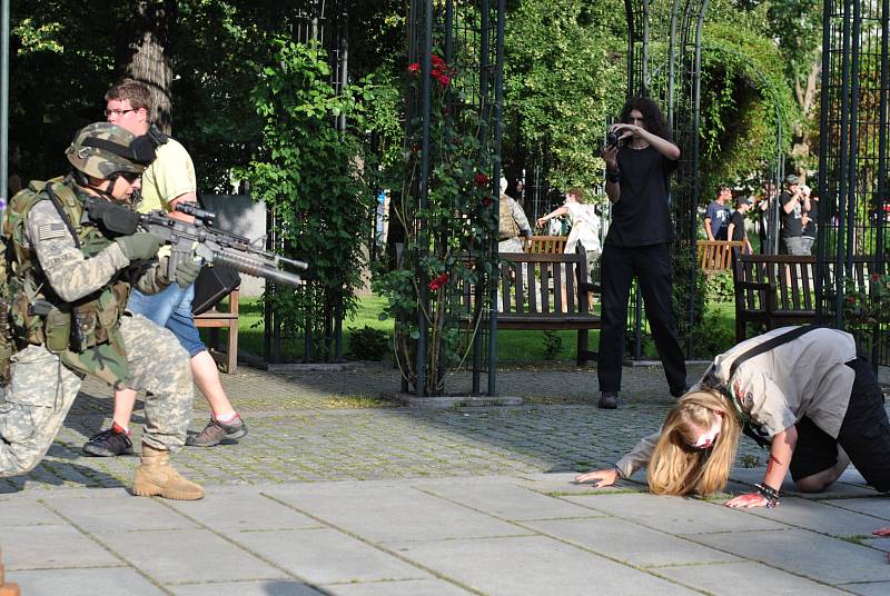 Populární zombie walk má za sebou další ročník. Na sto třicet účastníků prošlo Plzní, přímo během Dne Meliny Mercouri.