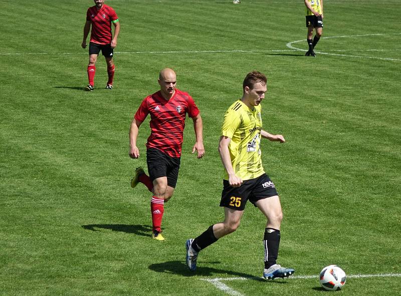 21. kolo I. B třídy, skupina B: TJ Přeštice B (žlutí) - TJ Dobřany 3:0.